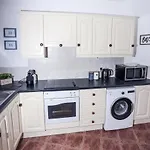 Bright 3Bed Sleeps 9 With Secret Garden 5Min Walk To Town