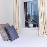 Bright 3Bed Sleeps 9 With Secret Garden 5Min Walk To Town