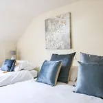 Bright 3Bed Sleeps 9 With Secret Garden 5Min Walk To Town