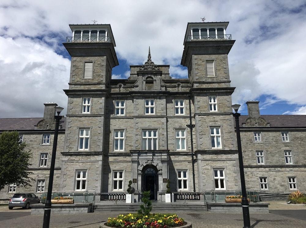 Clayton & Leisure Club Hotel 4*