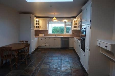 Interconecting Lough Gill - 1 Double 2 Single Beds Bed and breakfast