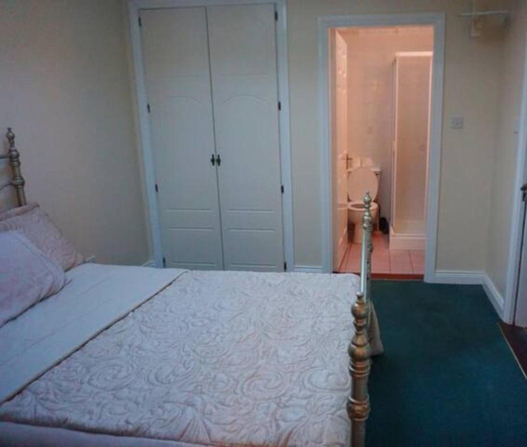 Interconecting Lough Gill - 1 Double 2 Single Beds Bed and breakfast Sligo