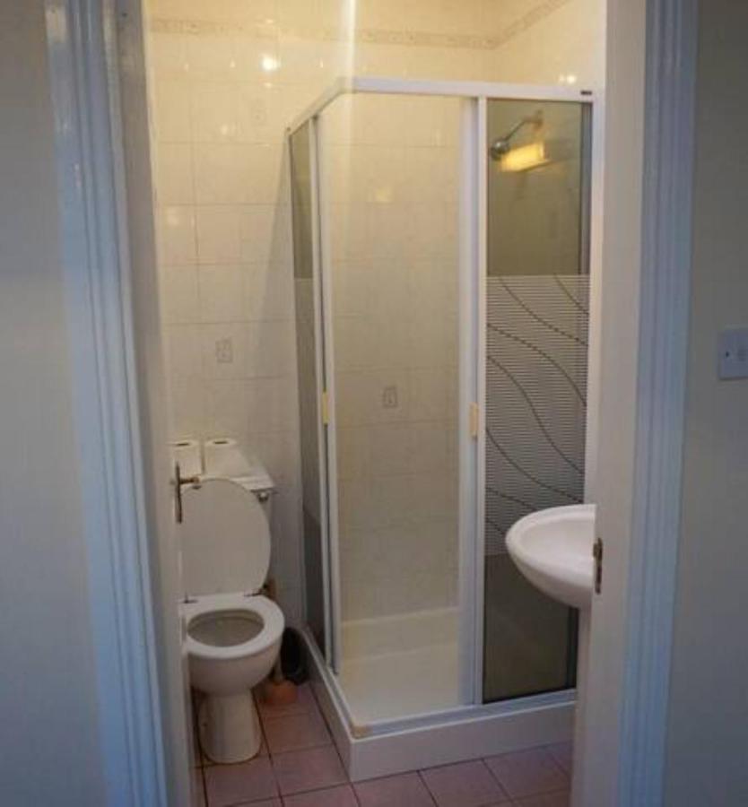 Interconecting Lough Gill - 1 Double 2 Single Beds Bed and breakfast