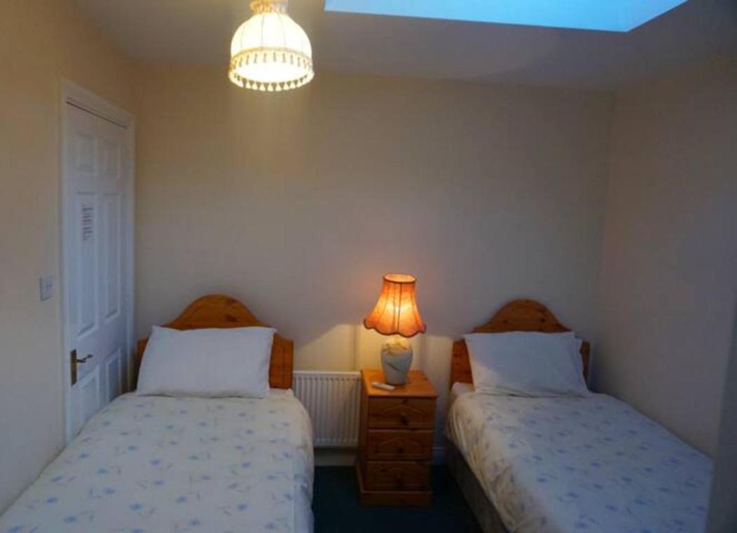 Interconecting Lough Gill - 1 Double 2 Single Beds Bed and breakfast *
