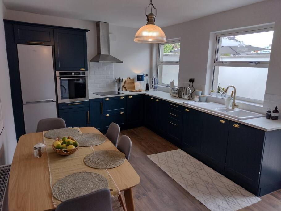 White Birds Townhouse In Town Center Sligo