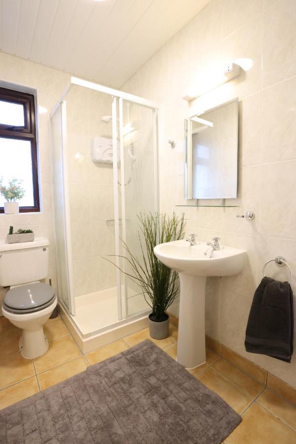 Bright 3bed Sleeps 9 With Secret Garden 5min Walk To Town *