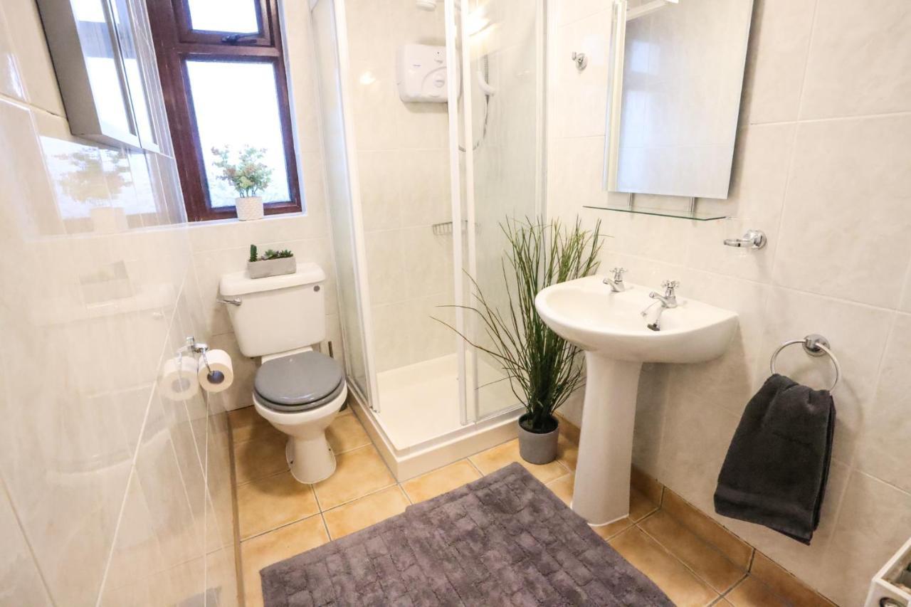Villa Bright 3bed Sleeps 9 With Secret Garden 5min Walk To Town *