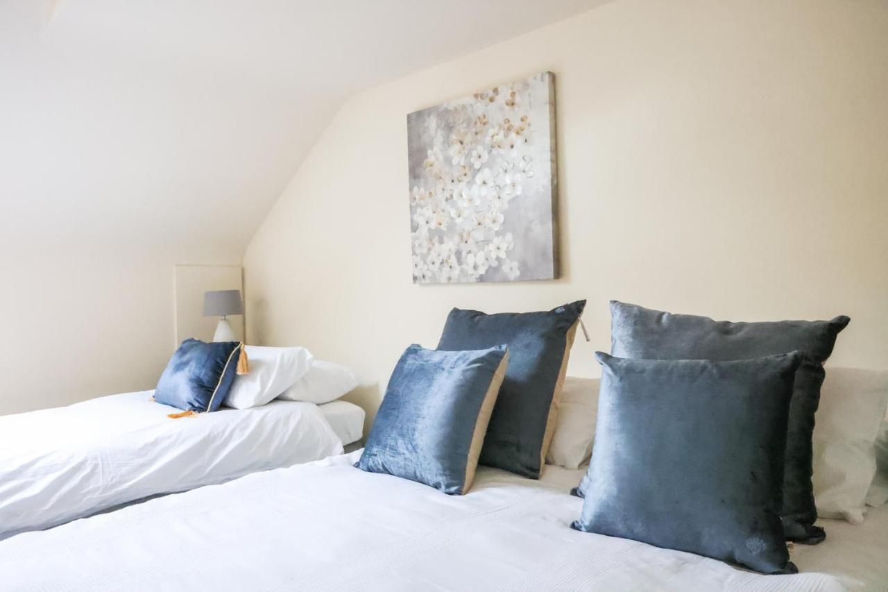 Bright 3bed Sleeps 9 With Secret Garden 5min Walk To Town Villa