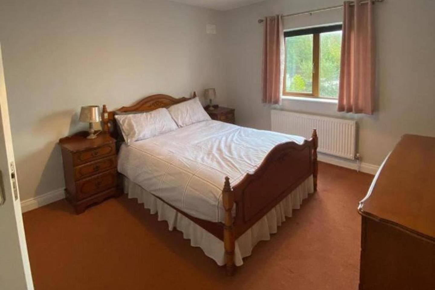Holiday home 3 Bed-sleeps 5-garden-parking-pets *