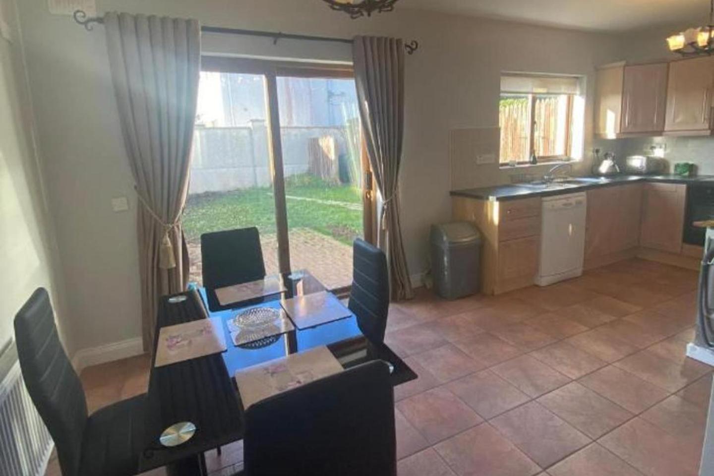 3 Bed-sleeps 5-garden-parking-pets * Sligo