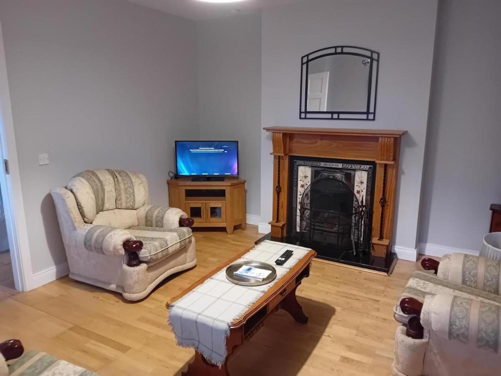3 Bed-sleeps 5-garden-parking-pets Holiday home Sligo
