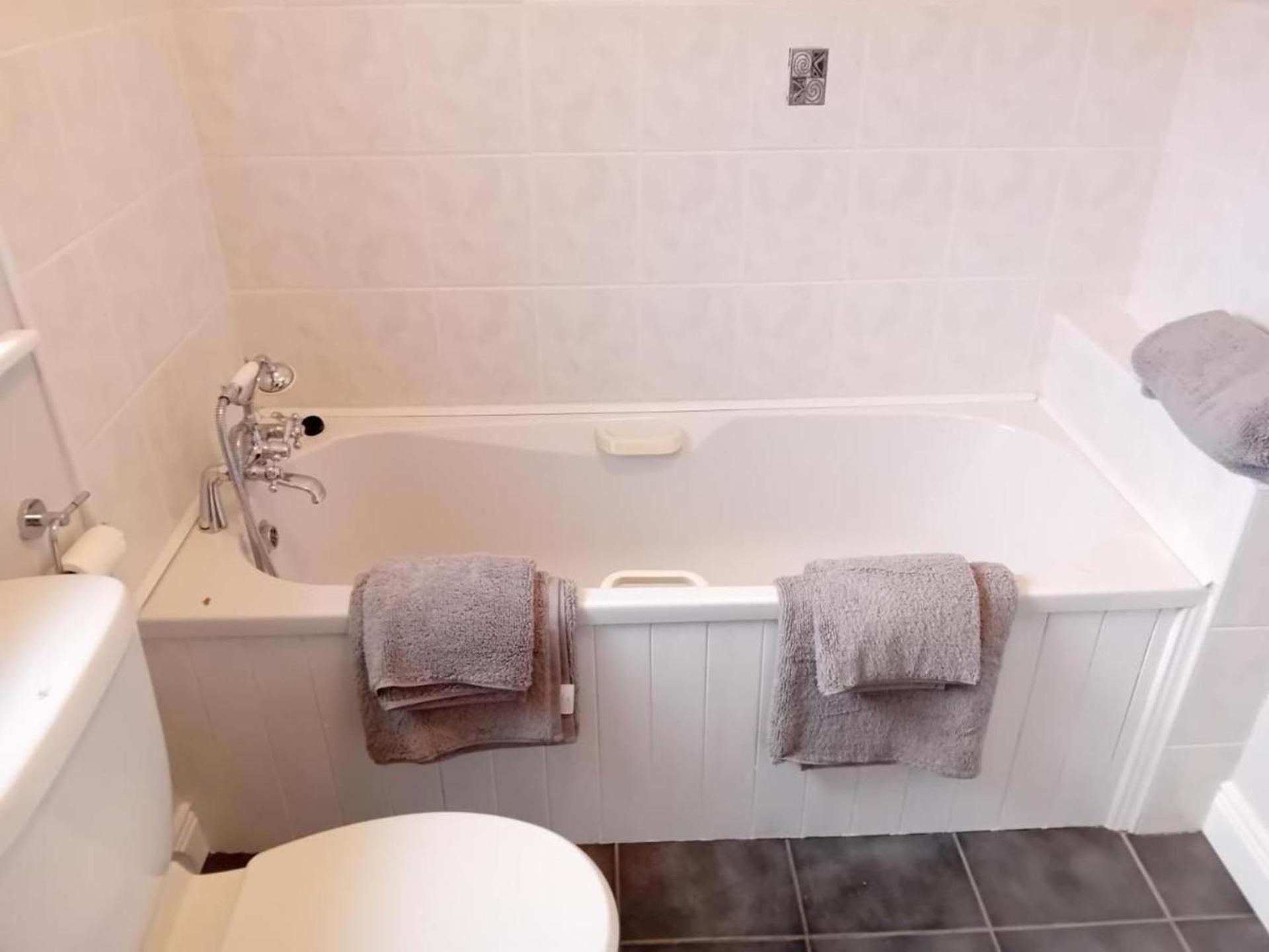 3 Bed-sleeps 5-garden-parking-pets Sligo