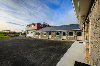 The Red & Stables 3*